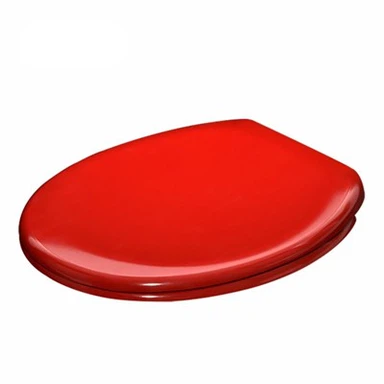 Asiento de inodoro rojo suave y cercano
